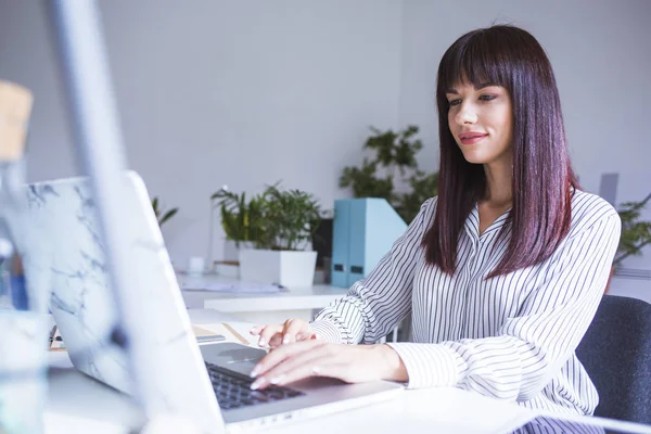 Empresaria que trabaja en la oficina — Foto de Stock