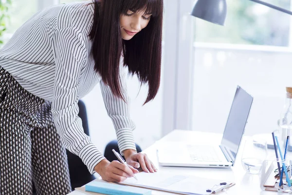 Businesswoman Working in Office — Stock Photo, Image