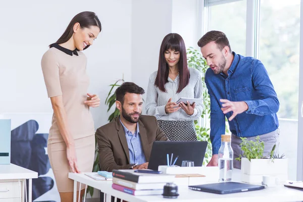 ofiste çalışan iş adamları