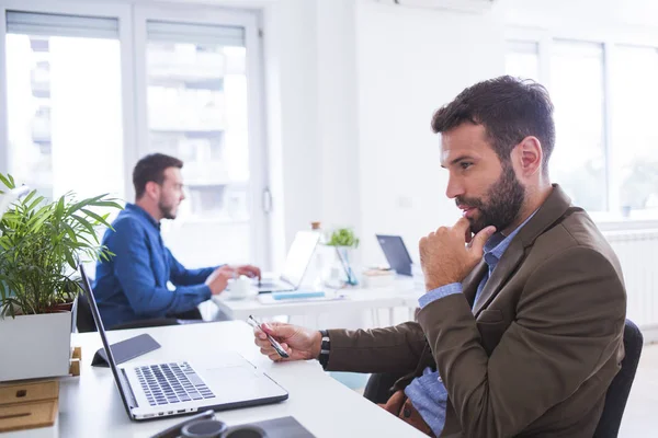 Biznesmen pracujący w biurze — Zdjęcie stockowe