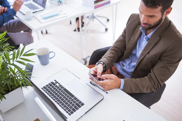 Geschäftsmann arbeitet im Büro — Stockfoto