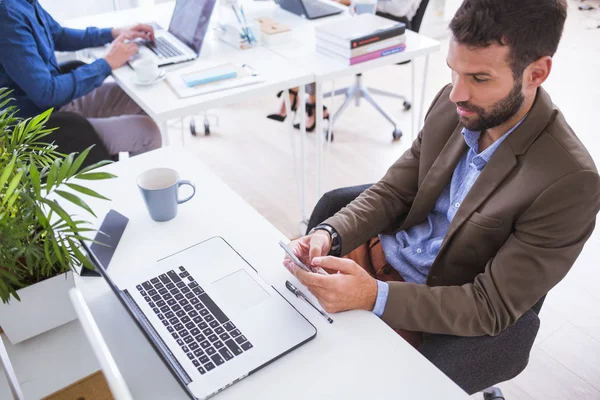 Uomo d'affari che lavora in ufficio — Foto Stock