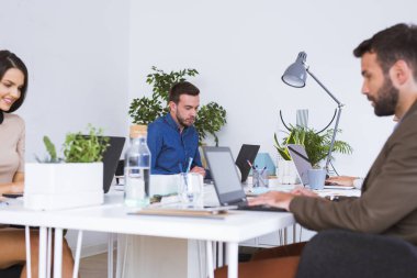 ofiste çalışan iş adamları