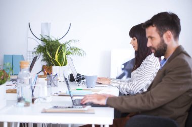 ofiste çalışan iş adamları