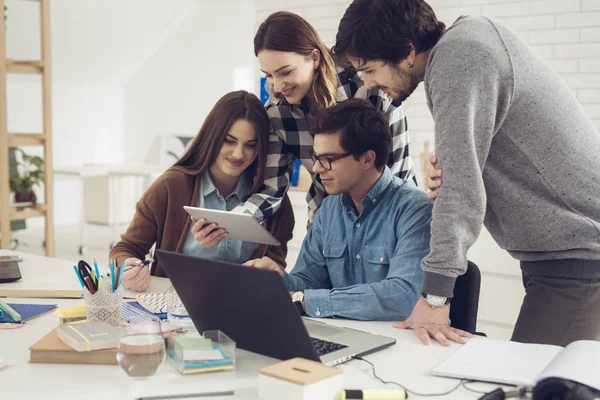 Collegestudenter studera tillsammans — Stockfoto