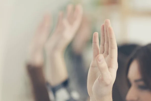 Elever att höja händerna — Stockfoto