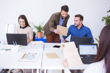 ofiste çalışan iş adamları