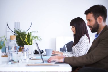 ofiste çalışan iş adamları