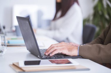 ofiste çalışan iş adamları