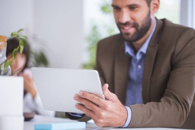 işadamı ofiste tablet kullanma