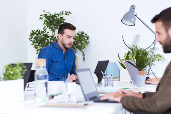 Imprenditori che lavorano in ufficio — Foto Stock