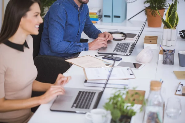 Les hommes d'affaires travaillant dans le bureau — Photo