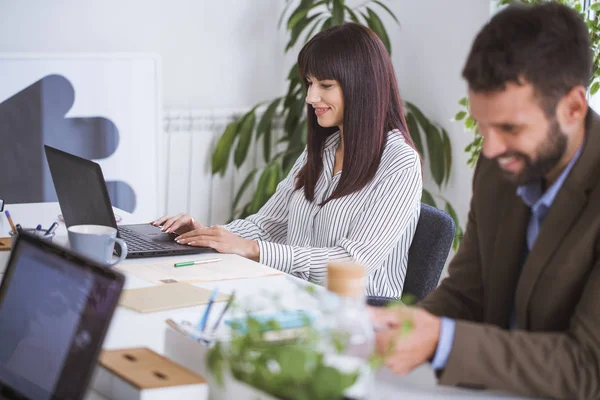 Imprenditori che lavorano in ufficio — Foto Stock