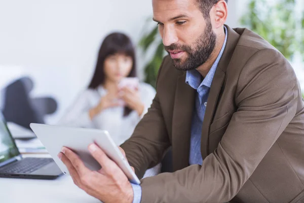 Imprenditori che lavorano in ufficio — Foto Stock