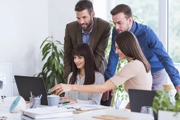 Företagare som arbetar på kontor — Stockfoto