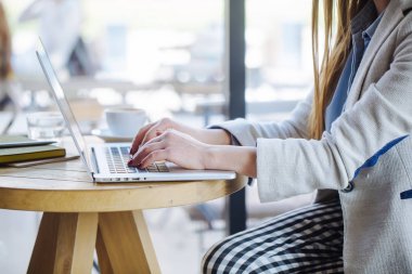 dizüstü bilgisayarda çalışan güzel bir genç kadın 