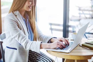 dizüstü bilgisayarda çalışan güzel bir genç kadın 