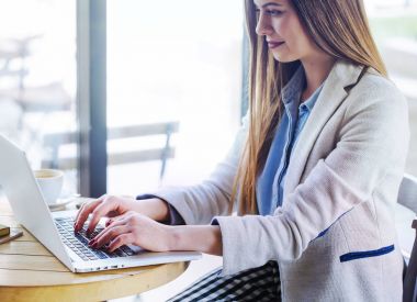 dizüstü bilgisayarda çalışan güzel bir genç kadın 