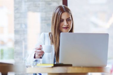 dizüstü bilgisayarda çalışan güzel bir genç kadın 