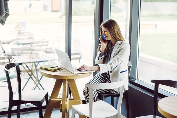 노트북에서 일 하는 아름 다운 젊은 여자 — 스톡 사진
