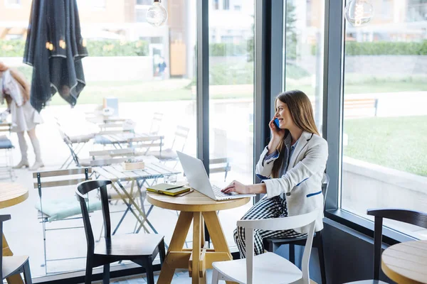 Vacker ung kvinna som arbetar på bärbar dator — Stockfoto