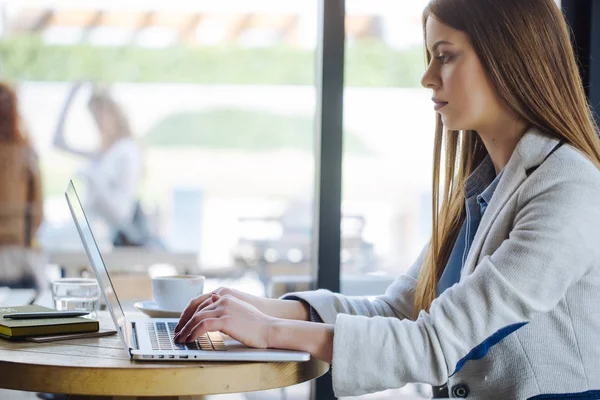 Bella giovane donna che lavora sul computer portatile — Foto Stock