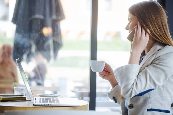 Bella giovane donna che lavora sul computer portatile — Foto Stock