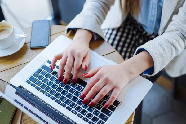 Vrouw werkt op laptop — Stockfoto