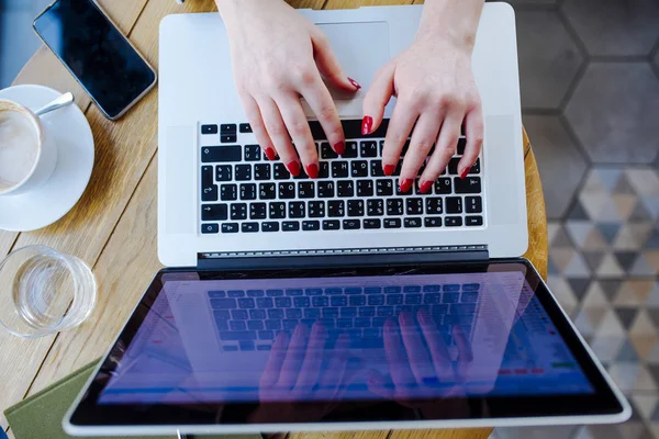 Vrouw werkt op laptop — Stockfoto