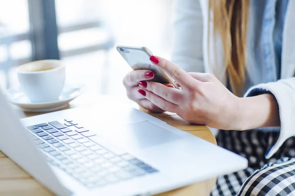 Donna che lavora sul computer portatile e utilizzando il telefono — Foto Stock