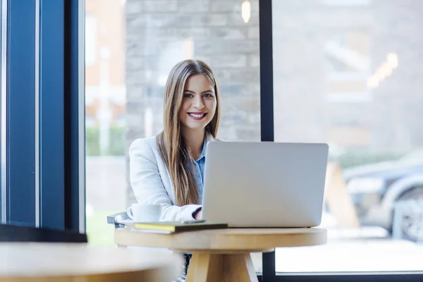 Bela jovem mulher trabalhando no laptop — Fotografia de Stock