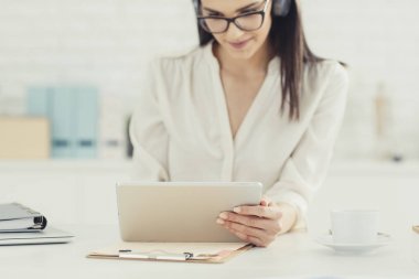 Tablet üzerinde çalışan iş kadını