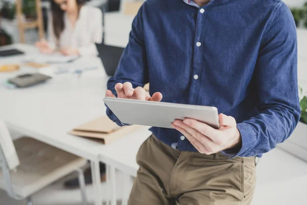 Biznesmen nie do poznania za pomocą tabletu — Zdjęcie stockowe