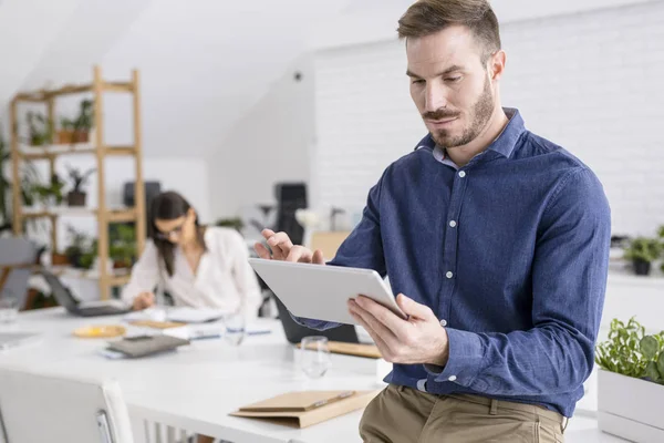 Biznesmen za pomocą tabletu — Zdjęcie stockowe