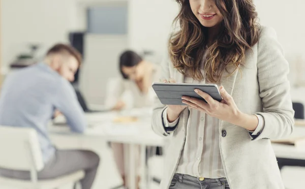 Geschäftsfrau mit Tablet — Stockfoto