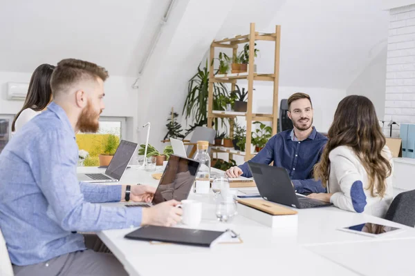 birlikte çalışan iş adamları