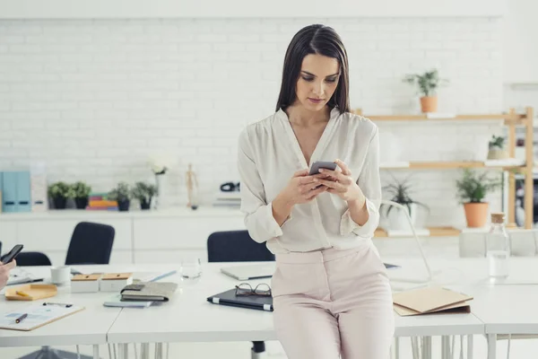 Retrato de hermosa mujer de negocios con teléfono —  Fotos de Stock