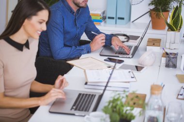 ofiste çalışan iş adamları