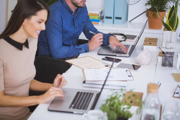 Les hommes d'affaires travaillant dans le bureau — Photo