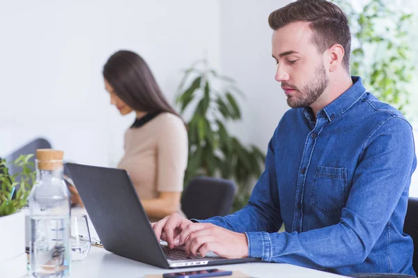 Imprenditori che lavorano in ufficio — Foto Stock