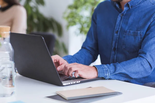 Imprenditori che lavorano in ufficio — Foto Stock