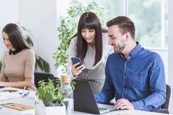 Imprenditori che lavorano in ufficio — Foto Stock