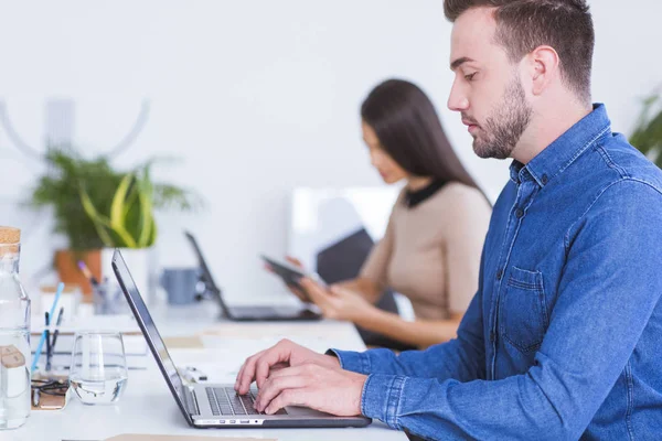 Les hommes d'affaires travaillant dans le bureau — Photo