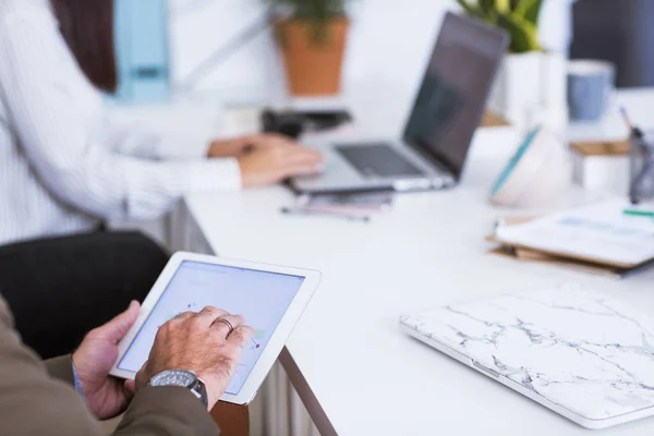 Uomo d'affari che lavora in ufficio — Foto Stock