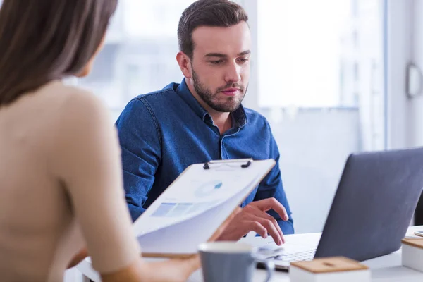 Företagare som arbetar på kontor — Stockfoto