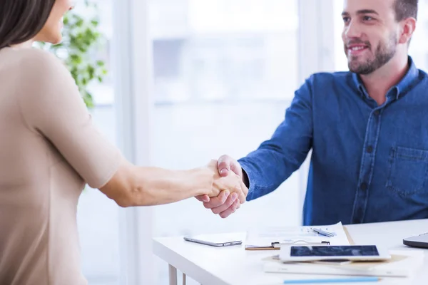 Geschäftsmann und Geschäftsfrau geben sich die Hand — Stockfoto