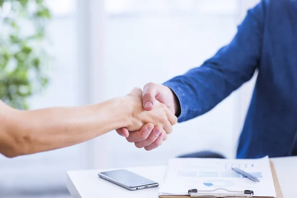 Businessman and Businesswoman Shaking Hands — Stock Photo, Image