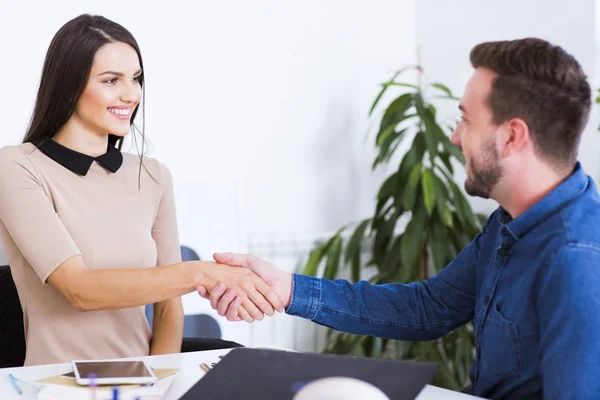 Empresario y empresaria estrechando la mano —  Fotos de Stock