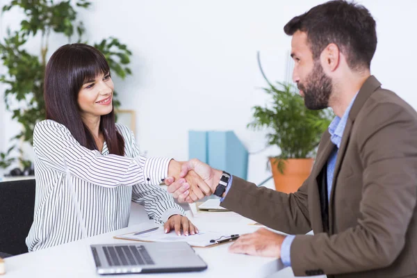 Affärsman och affärskvinna skakar hand — Stockfoto