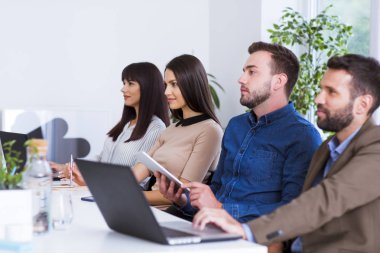 ofiste çalışan iş adamları